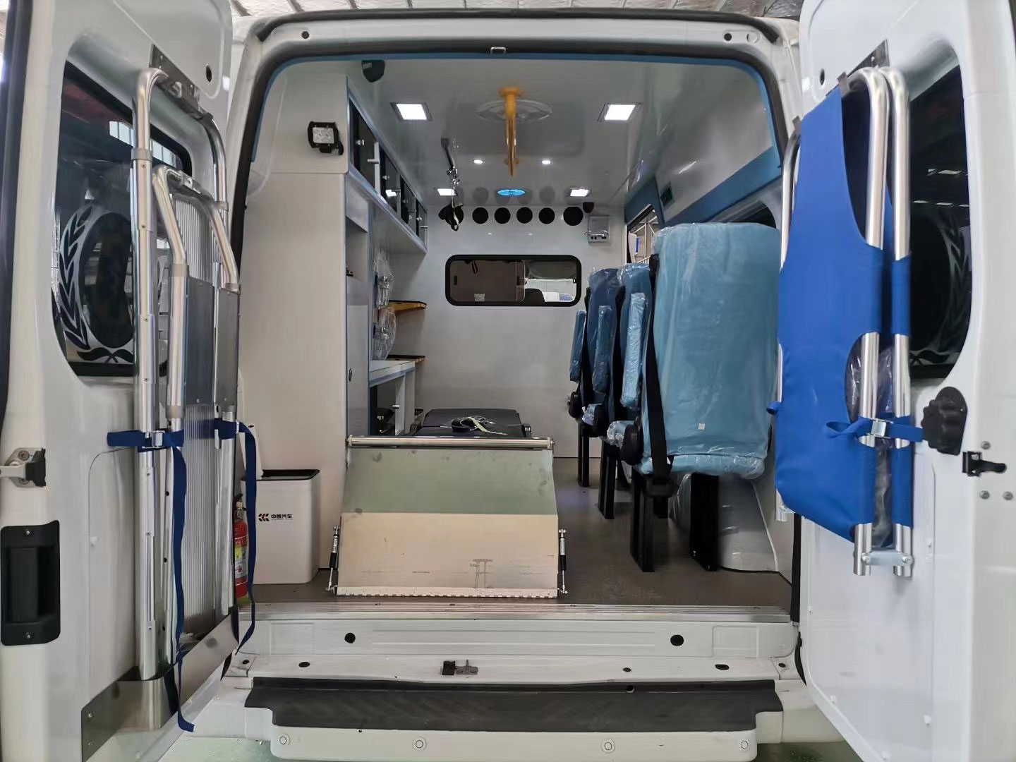 Дизельный автомобиль FORD Ambulance для машин скорой помощи с носилками